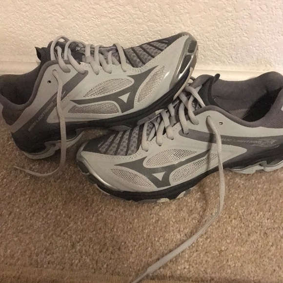 gray volleyball shoes